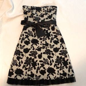 RW & Co size 4 strapless dress, beige background with black floral pattern